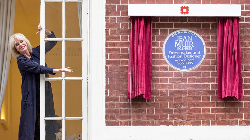 Joanna Lumley unveils Jen Muir plaque